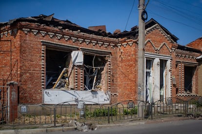 Una casa semidestruida tras los ataques rusos contra Kupiansk (Ucrania).