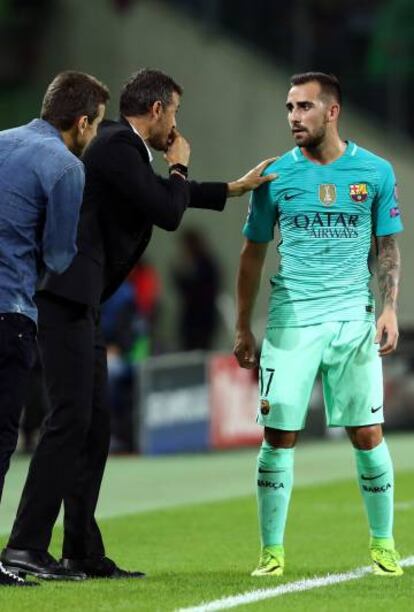 Luis Enrique y Unzue dan instrucciones a Paco Alcacer durante el partido de Champions ante el Moenchengladbach.