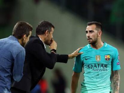 Luis Enrique y Unzue dan instrucciones a Paco Alcacer durante el partido de Champions ante el Moenchengladbach.