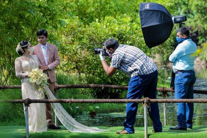 Una pareja recién casada es fotografiada antes del convite en Colombo (Sri Lanka).