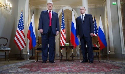 Trump y Putin, antes de comenzar la reunión que mantuvieron en julio en helsinki.