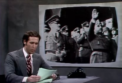 Chevy Chase, en uno de los primeros 'Saturday Night Live', dando la noticia de la muerte de Franco.