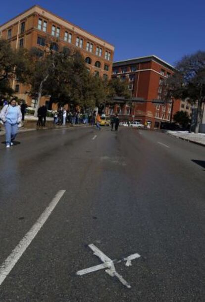 Una marca en el asfalto indica el punto donde Kennedy recibió uno de los disparos.