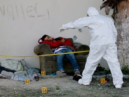 Forenses examinan  los cuerpos de dos jóvenes asesinados en Apodaca, a las afueras de Monterrey, México, el pasado 1 de diciembre.