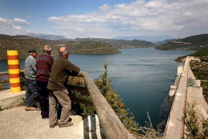 Tres personas, ayer en el pantano de Rialb.