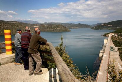 Tres personas, ayer en el  pantano de Rialb.