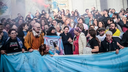 Manifestación a las puertas del Congreso durante la votación de la 'ley trans'.