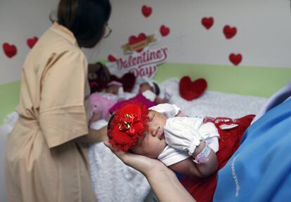 Recién nacidos vestidos con trajes de San Valentín en un hospital de Bangkok (Tailandia), el 12 de febrero 2018.