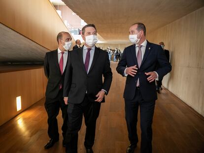 El presidente de Castilla-La Mancha, Emiliano García-Page, en el centro, antes del acto institucional por el Día de la región en Guadalajara, este lunes.