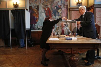 Una mujer deposita su voto en un colegio electoral en Le Touquet (Francia).