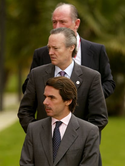 José María Aznar (primer plano), junto a Josep Piqué y Rodrigo Rato, en la foto de familia al término del Consejo Europeo celebrado en Barcelona en 2002. 