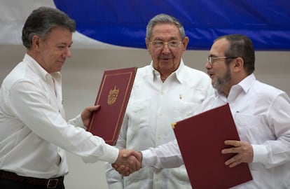 Juan Manuel Santos, saluda a Rodrigo Londoño, "Timochenko", frente a Raúl Castro, durante la firma de la paz en La Habana (Cuba), en 2016.
