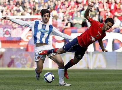 Soleimani, de Osasuna, cae ante la presión de Barber, del Recreativo.