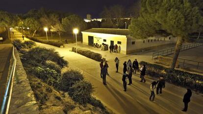 J&oacute;venes en el viejo cauce del Turia en Valencia.