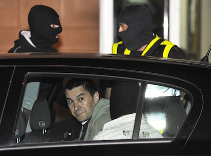 13 de noviembre de 2009. Arnaldo Otegi, líder de Batasuna , es introducido en un coche por dos policías, detenido a la salida de la sede de LAB, durante una operación, dirigida por el juez de la Audiencia Nacional Baltasar Garzón para evitar la reconstrucción de la Mesa Nacional de la formación abertzale, Batasuna. 