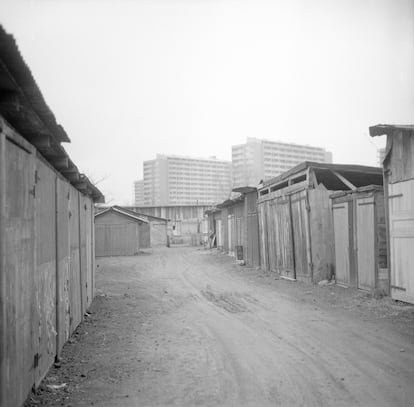 Alojamientos de los temporeros españoles de la construcción en la ciudad suiza de Carouge, en diciembre de 1960.