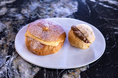 Teta de novicia rellena de crema y pelota de fraile rellena de dulce de leche. 