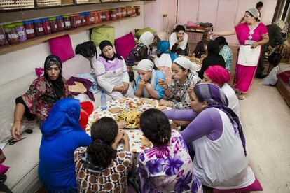 Todas las mujeres almuerzan en la cooperativa, que paga a una cocinera para que haga la comida y se encargue de la limpieza de las instalaciones.