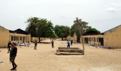 Varios policías recorren el jueves la escuela de Chibok asaltada el 14 de abril por Boko Haram.