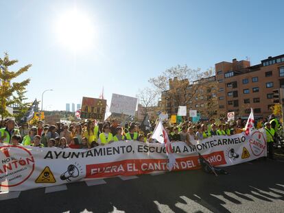 Una protesta en el barrio de Montecarmelo, en noviembre, contra el cantón de basuras que construirá el Ayuntamiento.