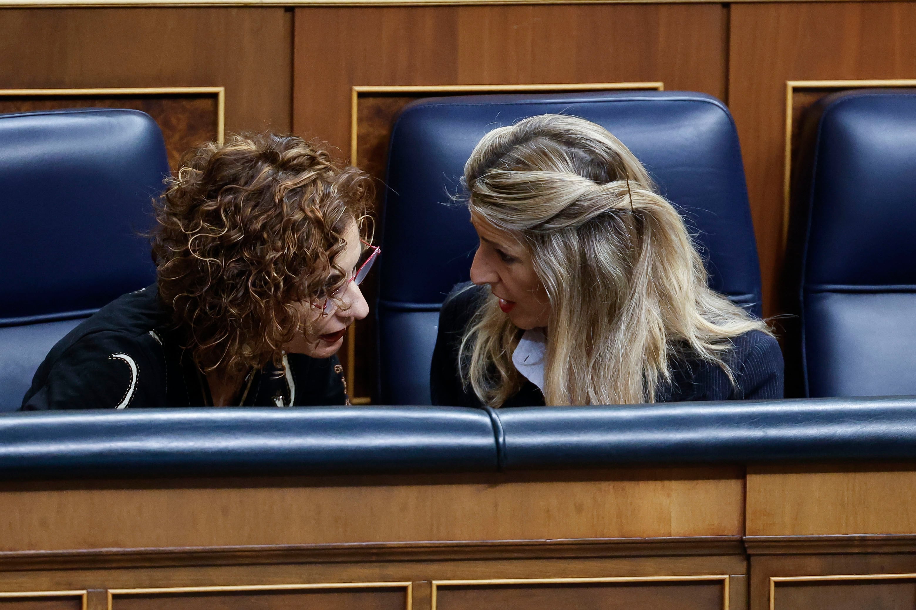 La vicepresidenta segunda y ministra de Trabajo, Yolanda Díaz, y la vicepresidenta primera y ministra de Hacienda, María Jesús Montero, en el Congreso este jueves.