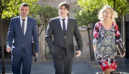 Carles Puigdemont (centro) con los consejeros Santi Vila y Neus Munté.