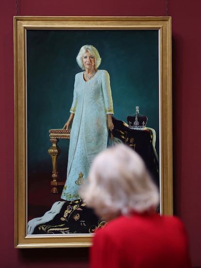 La reina Camila observa su retrato oficial de coronación, este martes 6 de mayo en Londres.