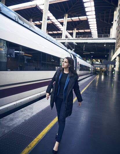 Inés Arrimadas, en la estación de Atocha de Madrid, donde llega todos lunes por la mañana desde Barcelona para asistir a la ejecutiva de Ciudadanos, partido del que también es portavoz nacional.