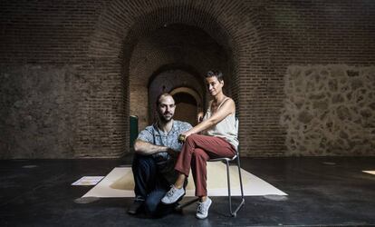 Miguel Oyarzun e Isla Aguilar, nuevos directores del centro cultural Conde Duque en la sala de bóvedas.