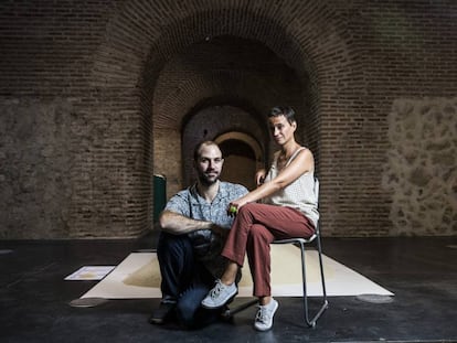 Miguel Oyarzun e Isla Aguilar, nuevos directores del centro cultural Conde Duque en la sala de bóvedas.