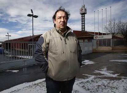 Pablo Vidal García, ex empleado de Lear, en Ávila, delante de la fábrica desierta.