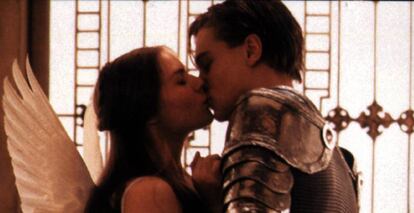 Un fotograma de la película "Romeo y Julieta", de Baz Luhrmann.