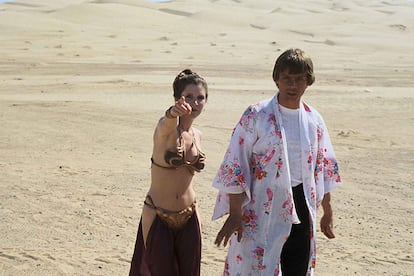 Su intérprete, Mark Hamill, también canalizó el espíritu fashionista luciendo esa maravillosa bata de flores en el rodaje del tercer episodio de la trilogía original. A su lado, la legendaria Carrie Fisher (que, por cierto, también ha sido fuente inagotable de inspiración para la moda), luciendo el no menos mítico bikini de esclava sexual de Jabba el hutt.