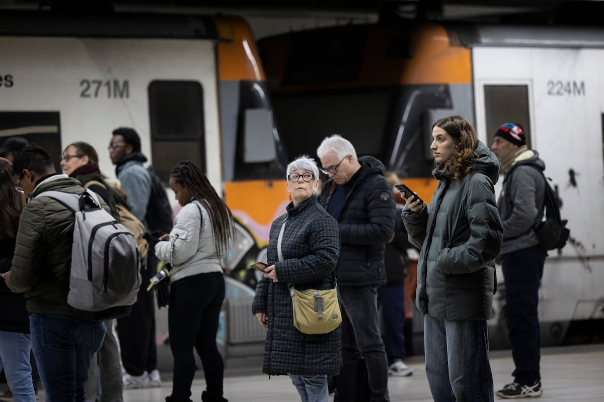 En plena crisis informativa de Rodalies, la seguridad de Adif impide grabar imágenes en la estación de Sants