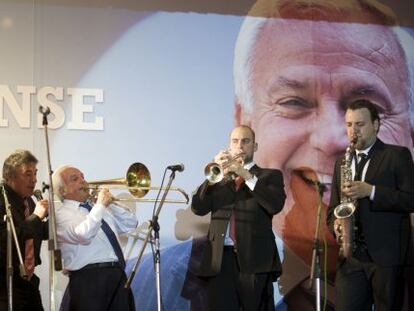 Jos&eacute; Luis Baltar, con camisa blanca, toca el tromb&oacute;n durante el homenaje que le dieron unos trabajadores colocados por &eacute;l, en abril de 2012.