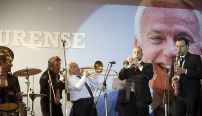 José Luis Baltar, con camisa blanca, toca el trombón durante el homenaje que le dieron unos trabajadores colocados por él, en abril de 2012.