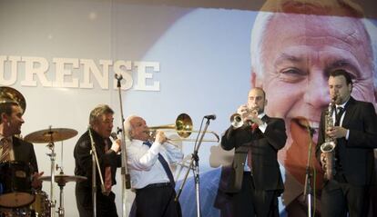 Jos&eacute; Luis Baltar, con camisa blanca, toca el tromb&oacute;n durante el homenaje que le dieron unos trabajadores colocados por &eacute;l, en abril de 2012.