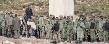 Policías y fuerzas auxiliares de Marruecos retienen a un grupo de subsaharianos cerca de Melilla, el pasado día 3.