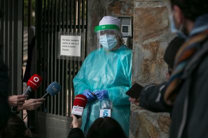 La directora de la residencia Vigor, Mónica Antón, atienda este viernes por la tarde a la prensa en la puerta del centro, pocas horas después de que la Comunidad de Madrid revelara el brote mortal por covid-19.