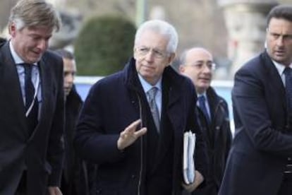 El primer ministro italiano, Mario Monti (c), a su llegada a la reunión del Partido Popular Europeo (PPE) en Bruselas, Bélgica, hoy.