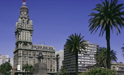 O Palácio Salvo na Praça Independência.