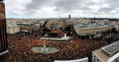 Los partidos convocantes habían pactado no hacer mítines políticos sobre el escenario y dejar que fuera la "sociedad civil" —finalmente fueron tres periodistas— quienes leyeran el manifiesto. En la imagen, vista general de la concentración convocada por el PP y Ciudadanos —y apoyada por Vox—, hoy en la plaza de Colón de Madrid.