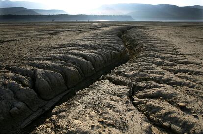 Surcos dejados por la ausencia de agua en el embalse de Mediano, en la provincia de Huesca