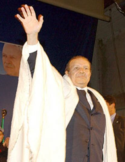 El presidente Abdelaziz Buteflika, en un mitin en la Kabilia en marzo.