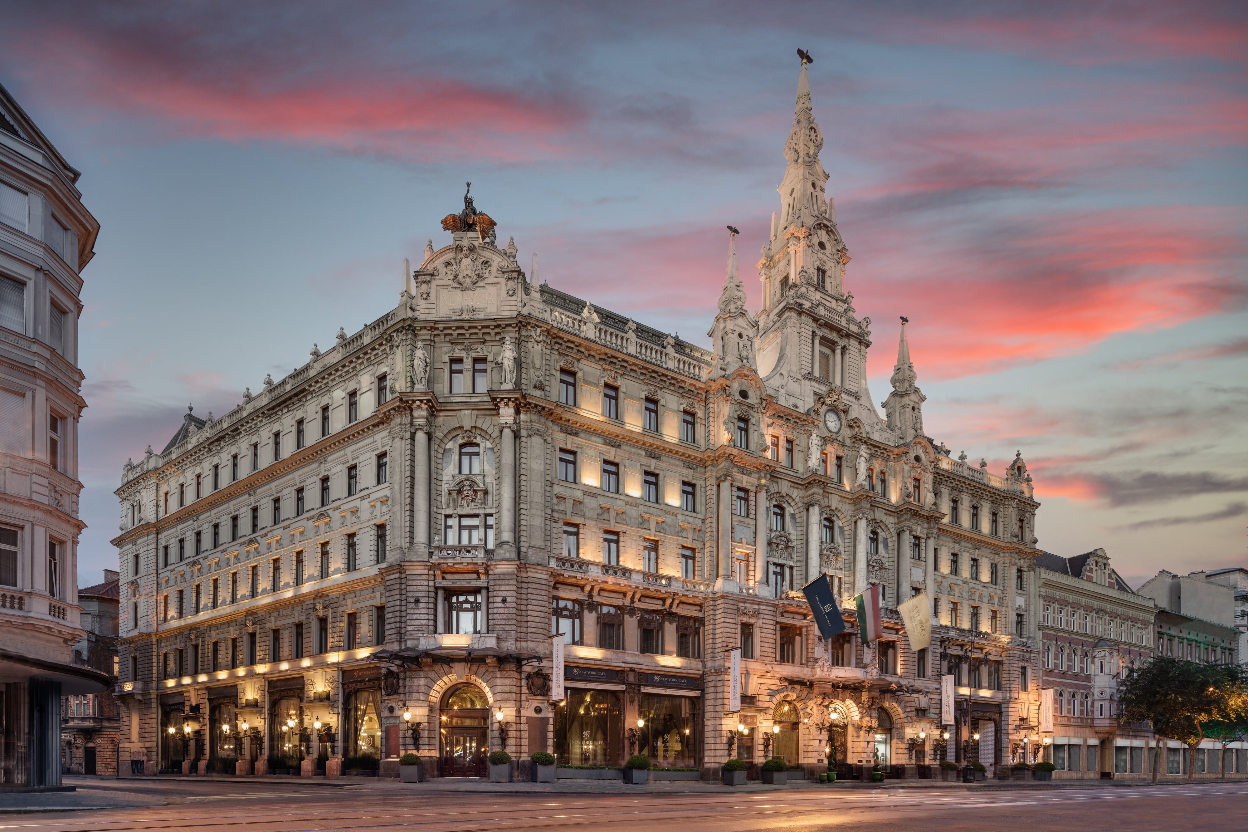 Budapest. Aunque no hacen falta excusas para visitar la ciudad húngara, el mercadillo navideño que se instala en la plaza Vörösmarty es un buen pretexto para hacerlo en el puente de diciembre, y dejarse llevar por las luces, los villancicos y los olores d