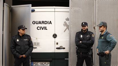 Agentes del Cuerpo Nacional de Policía y de la Guardia Civil en la Audiencia Nacional.