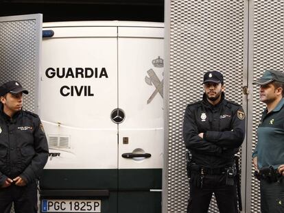 Agentes del Cuerpo Nacional de Polic&iacute;a y de la Guardia Civil en la Audiencia Nacional. 