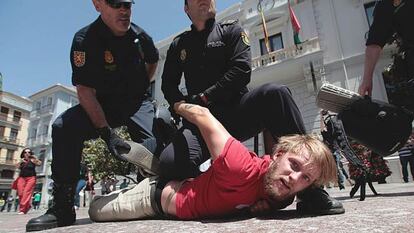 Uno de los detenidos por la policía en la plaza del Carmen de Granada.