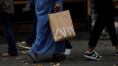 Una mujer camina por la Gran Vía de Bilbao llevando una Bolsa de Zara, este 11 de diciembre.