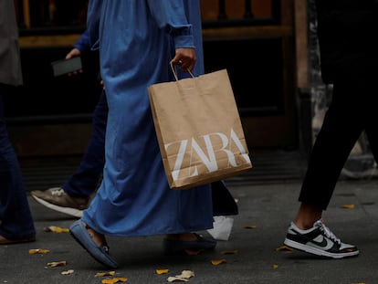 Una mujer camina por la Gran Vía de Bilbao llevando una Bolsa de Zara, este 11 de diciembre.